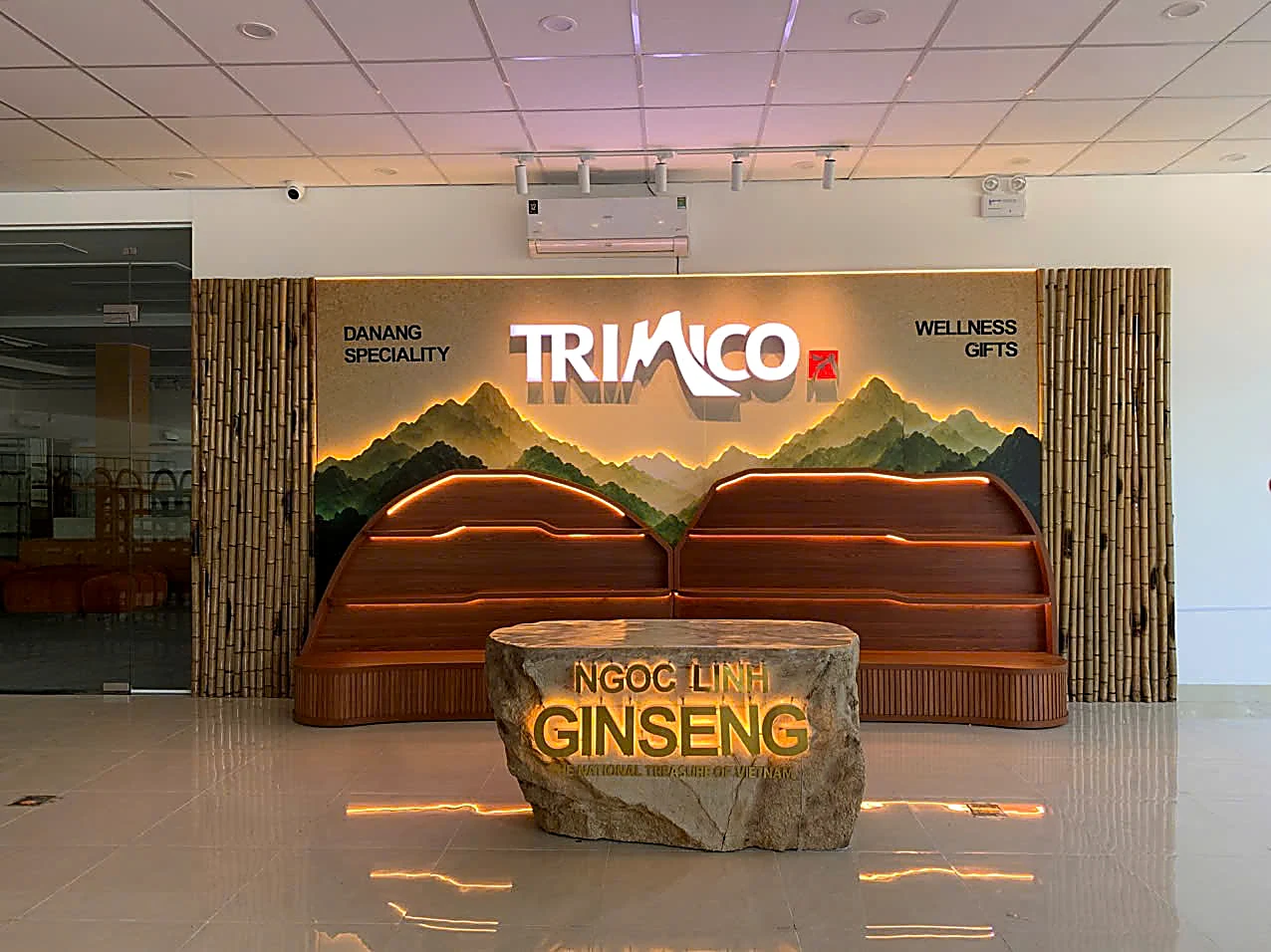Không gian trưng bày thực tế tại cửa hàng Hai Linh