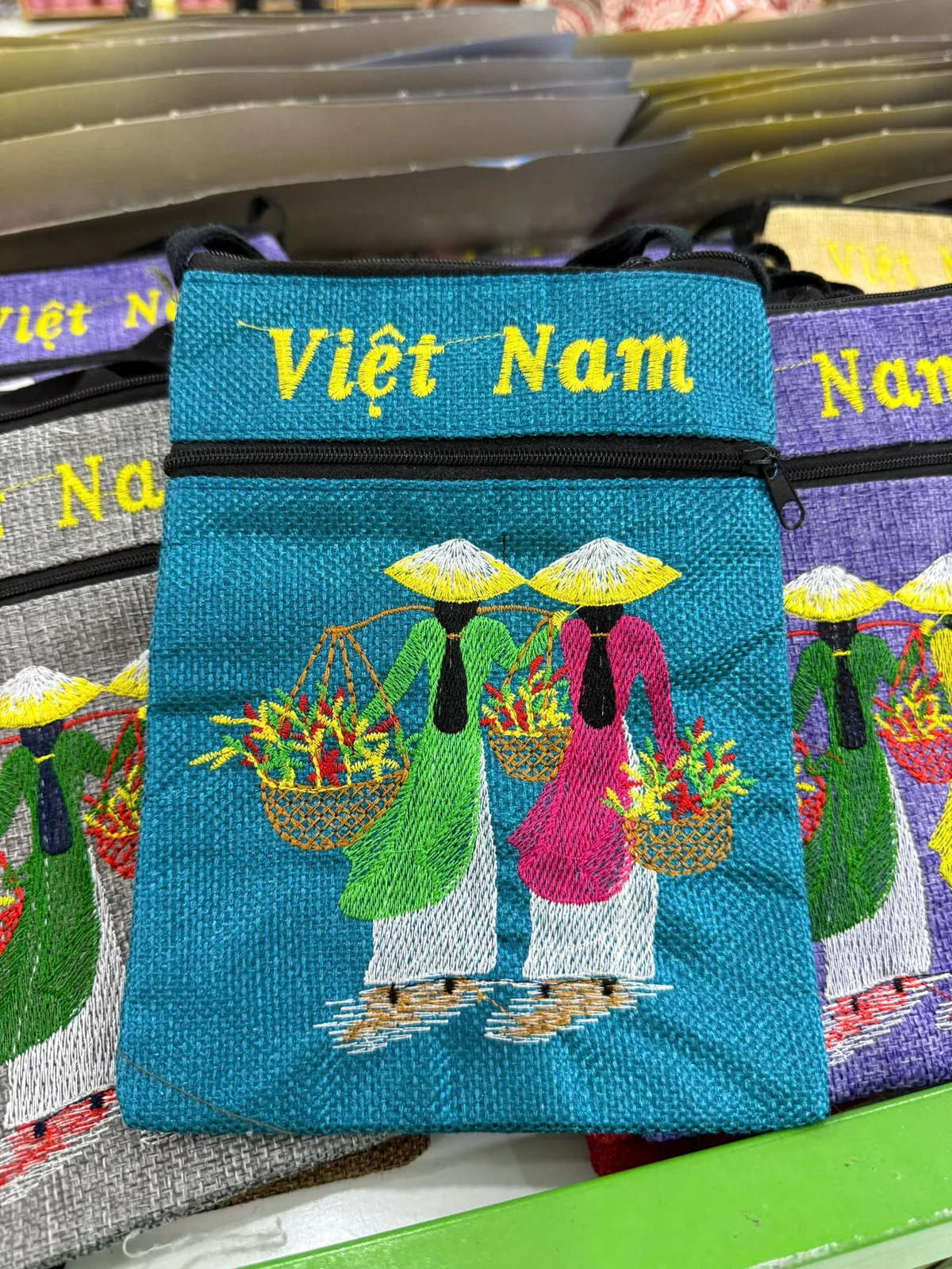 Quà lưu niệm Việt Nam tại Quốc Bảo