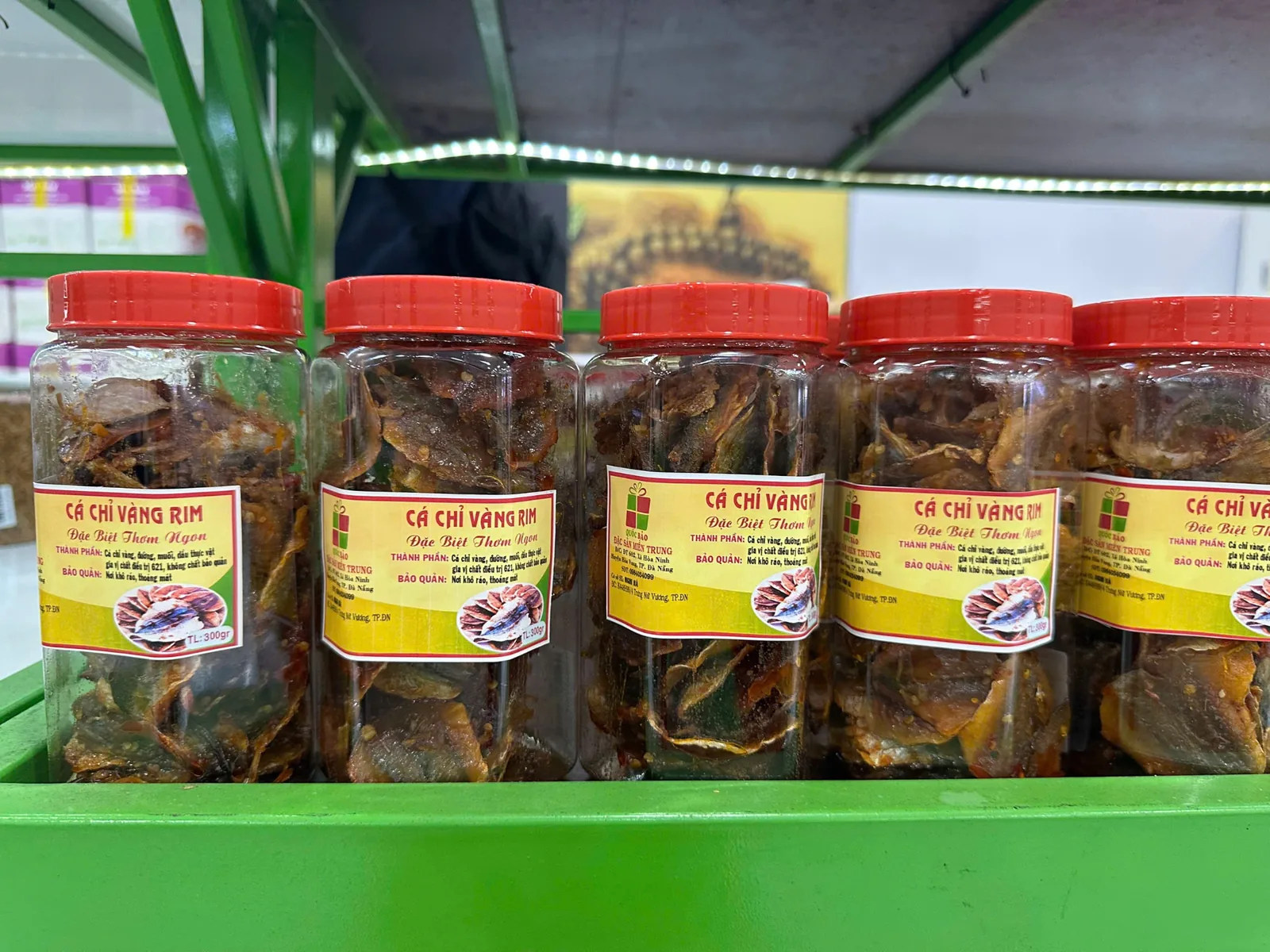 Kệ hải sản khô và rim tại Quốc Bảo