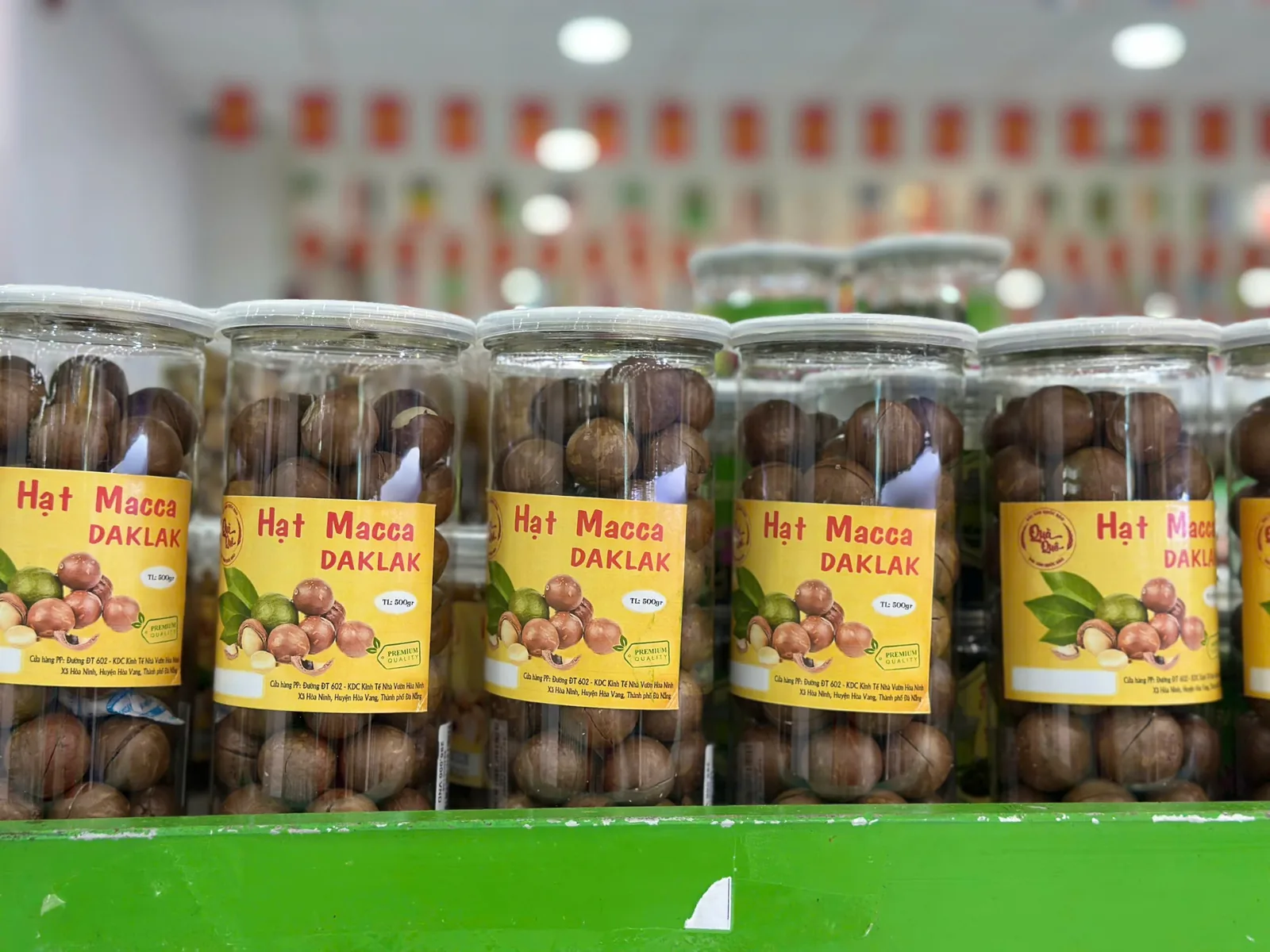 Kệ hạt macca tại cửa hàng Quốc Bảo