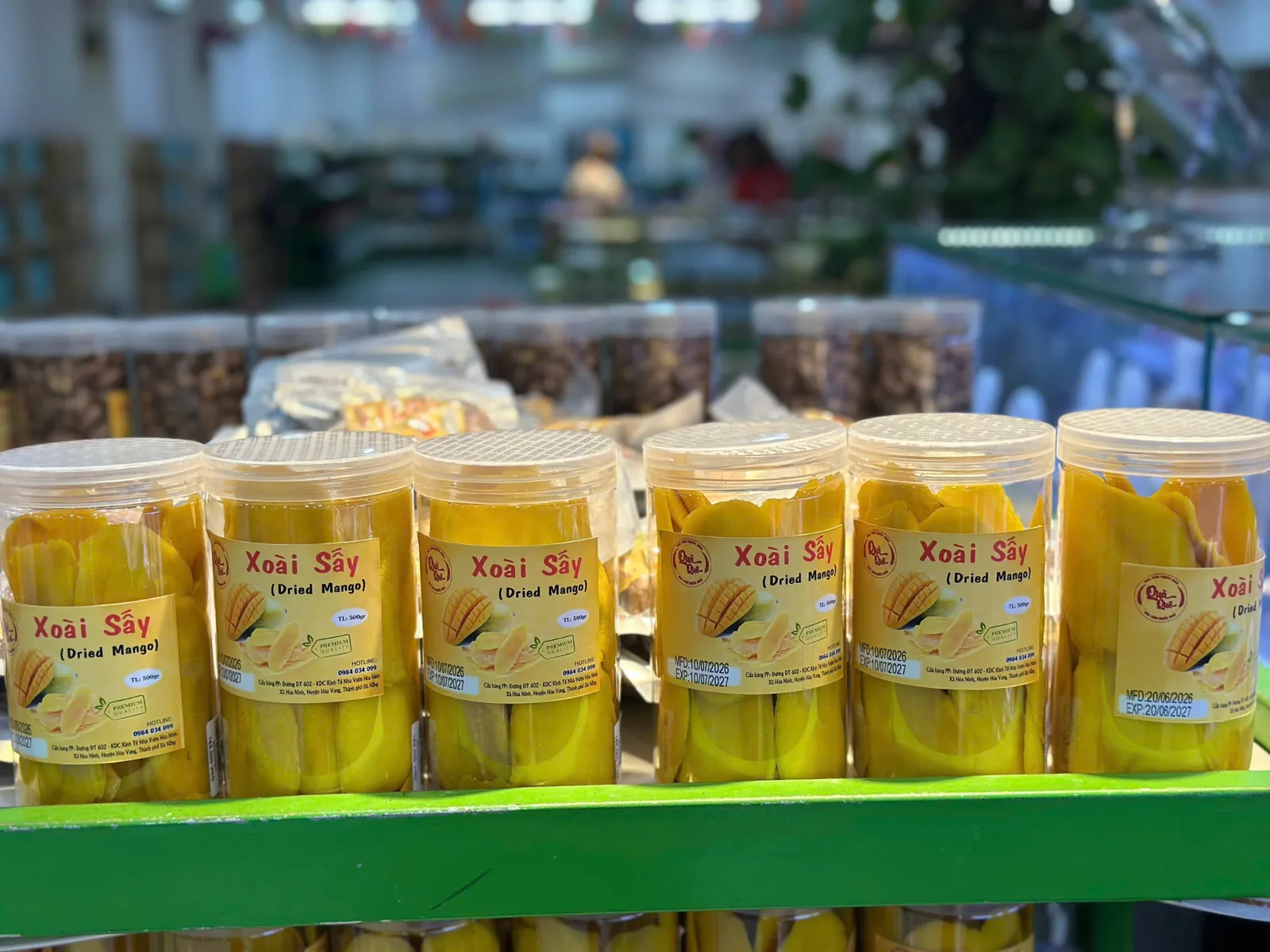 Kệ xoài sấy tại cửa hàng Quốc Bảo